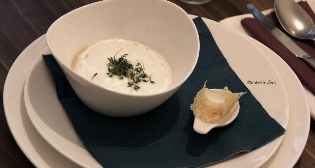 Knoblauch klein schneiden und goldbraun andünsten - mit Weißwein ablöschen. ...