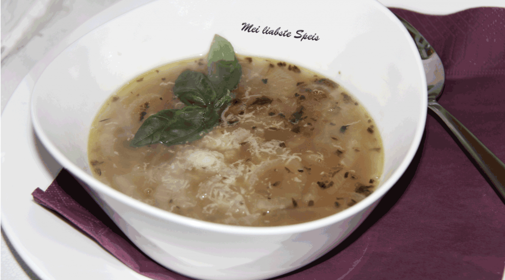 Zwiebel in feine Ringe schneiden. Butter in einem Topf zerlassen und ...