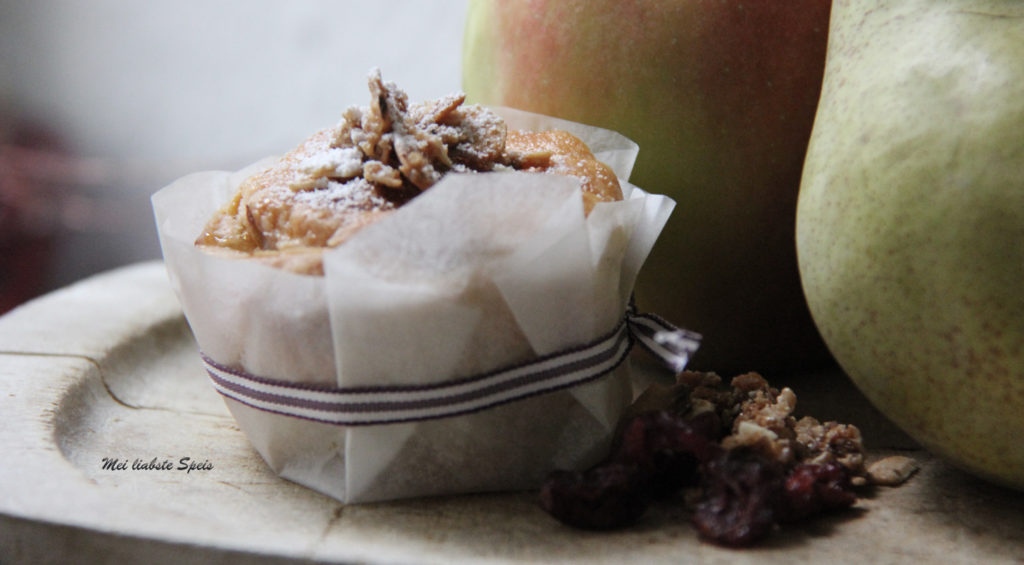 Den Teig (Mehl und Butter abbröseln, den Topfen dazu, Vanillezucker dazu) ...