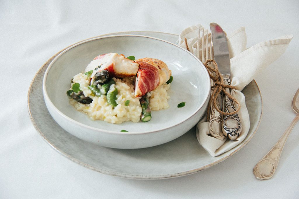 Grünes Spargelrisotto mit knuspriger Hühnerbrust