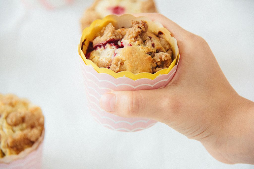 Brombeer-Cheesecake-Streuselmuffins oder immer mit der Ruhe

 

Manchmal ist einem nach einer Sause. Nach mehr und nicht weniger - so wie unseren sommerlichen Muffins. Unsere unvergleichlichen Brombeer-Cheesecake-Streuselmuffins sind ganz einfach zubereitet und benötigen genau so viele Arbeitsschritte, wie unbedingt dafür notwendig sind. Und so einfach geht's ...