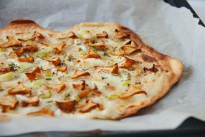 Spätsommerlicher Flammkuchen mit Pilzen