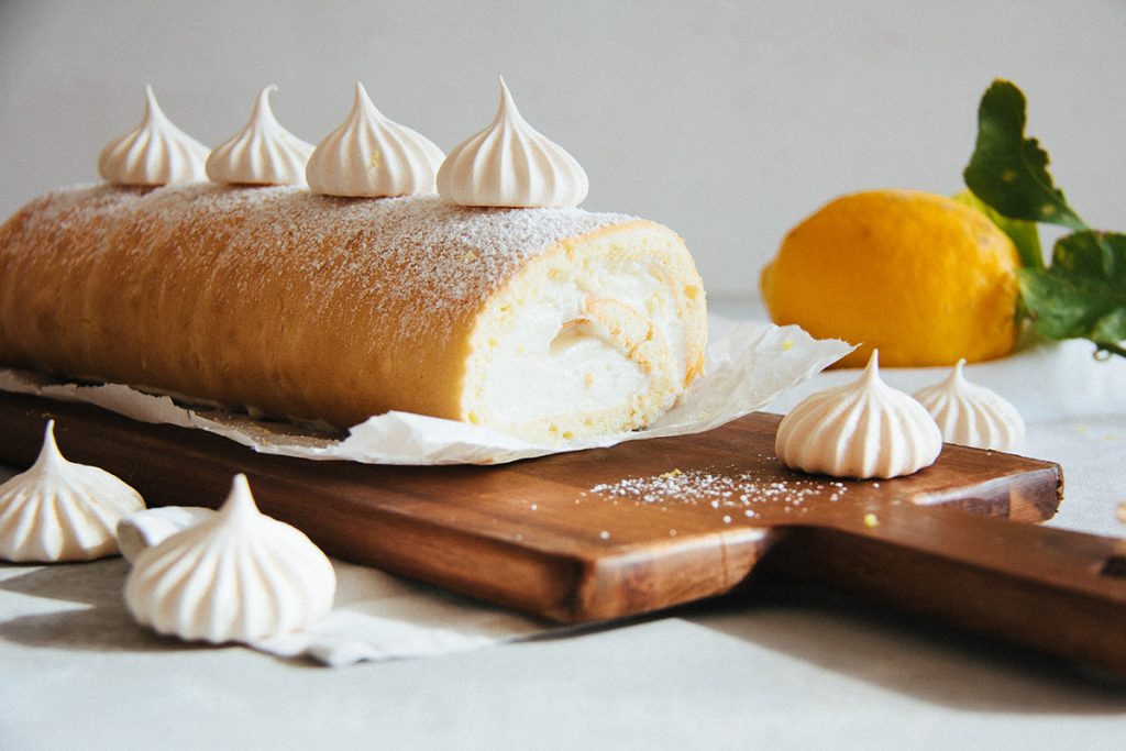 Zitronen-Biskuitroulade