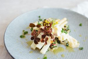 Weisser Spargel mit Bozner Sauce und Mangold