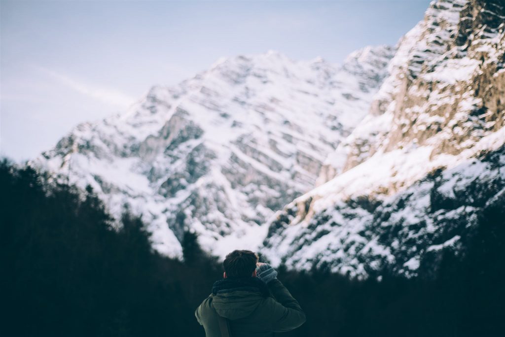 Die Unruhe, es nicht erledigt zu haben. Editorial im Jänner.

 
Der frostige Jänner lädt uns zur Stille ein. Türen und Fenster fest verschlossen hält er für uns einen leeren Raum bereit. Diese Stille zu spüren, auszuhalten und bewusst zu erleben scheint wichtiger, aber auch herausfordernder denn je.