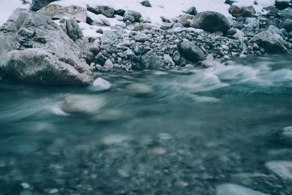 Die Erleichterung dieses Mal nein gesagt zu haben

 
Der Februar tut zaghaft den ersten Schritt. Fast unmerklich, aber stetig Richtung Licht. In Richtung Sonne, die sich über uns ergießt wie kleine Arzneien der Zuversicht. Noch sind die Tage kurz und der Atem kalt und dennoch wäre nichts ohne ihn. Den allerersten Schritt.