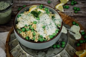 Quinoa-Erbsensalat mit Minzdressing