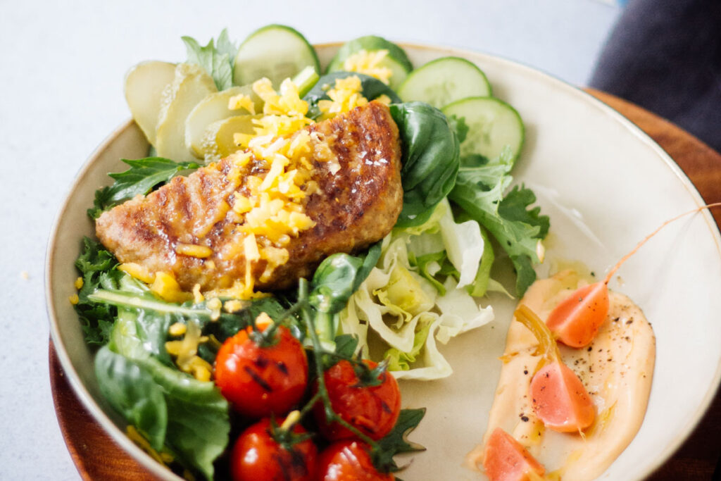 Cheeseburger Salat mit REBEL MEAT Bio Burger-Patties DELUXE (in Kooperation)
 
Diese einfache Cheeseburger Salat ist nicht nur Low Carb und schnell zubereitet, sondern schmeckt einfach allen - und ist dabei so gesund. Und so einfach geht's ...