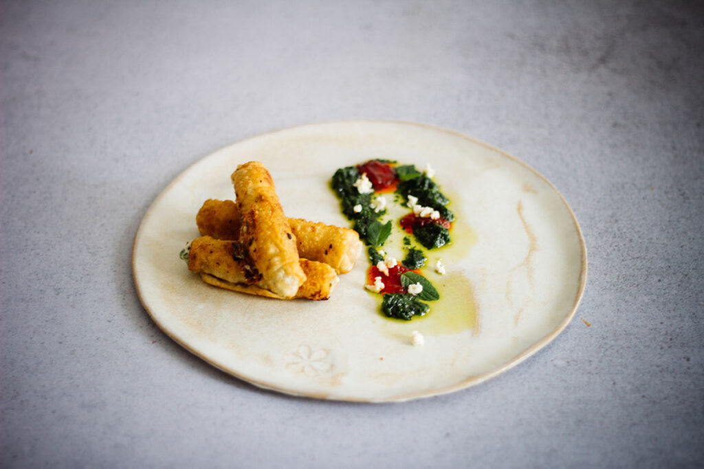 Feta-Stangerl (Zigarrenbörek) mit Kräuter-Dip oder ausgezogen und aufgerollt
 
Unsere Feta-Stangerl sind ruck-zuck zubereitet und schmecken als Snack oder zu Salat einfach himmlisch. Und so einfach geht`s  ...