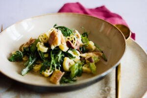 Herzerl Nudeln mit Fisch, Oliven und Rucola