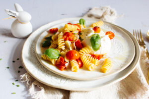 Spiralnudeln mit Osterschinken, geschmolzenen Paradeisern und Burrata