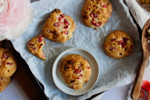 Rhabarber-Kekse mit weißer Schokolade