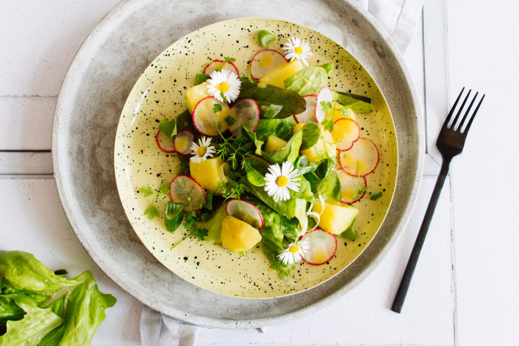 Löwenzahnsalat mit Kartoffeln und Wildblumen