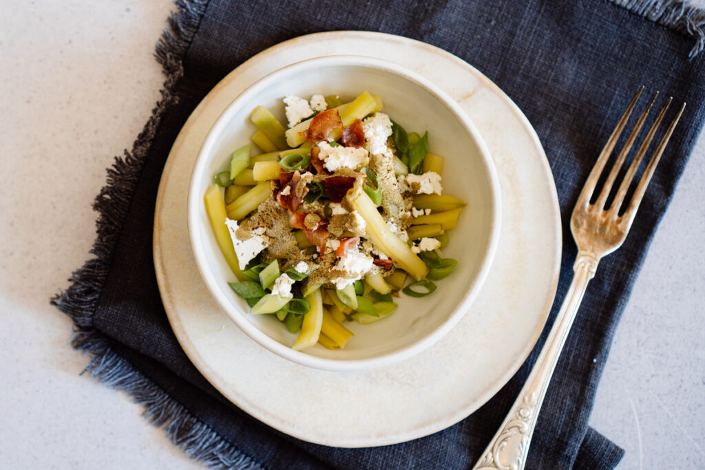 Bohnschoten-Salat (Fisolen) mit steirischem Rahmdressing, Speck-Chips und Ur-Käse