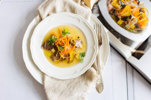 Rindfleischcarpaccio mit eingelegtem Wurzelgemüse und Kartoffel-Vinaigrette