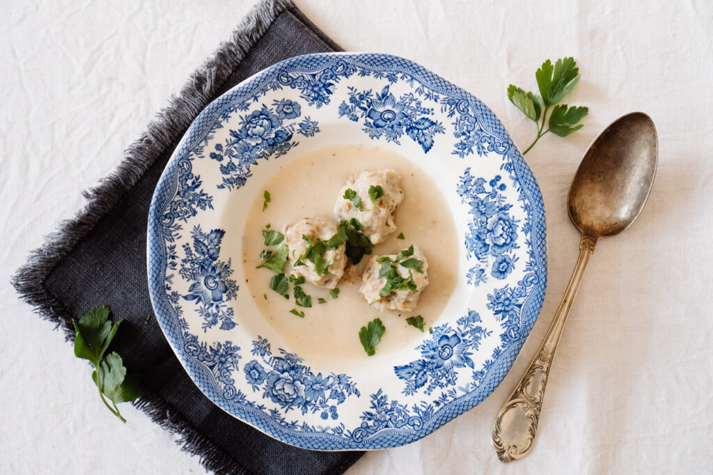 Brennsuppe mit Schwarzbrotknödel