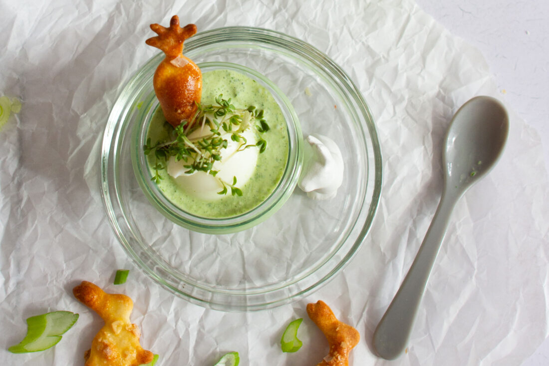 Grüne Sauce mit weichem Ei