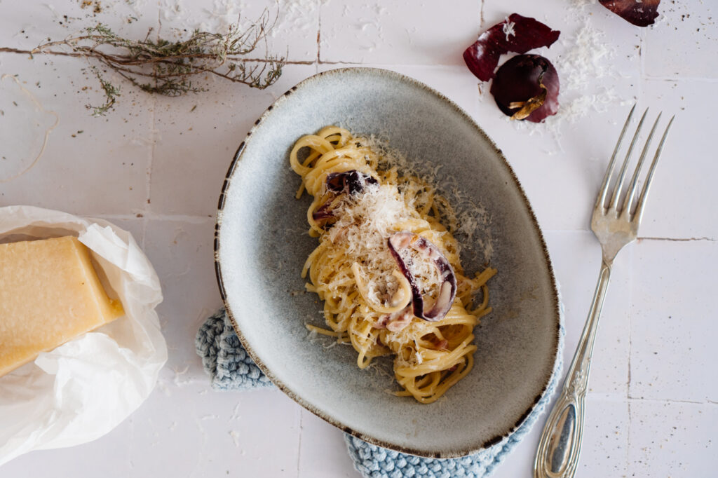 Cremige Pasta mit karamellisierten Zwiebeln und Thymian