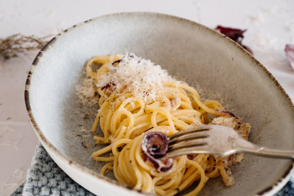 cremige Pasta mit karamellisierten Zwiebeln und Thymian