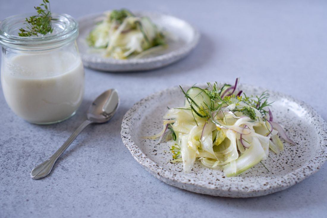 Fenchel-Gurkensalat mit Dill und Joghurt-Dressing