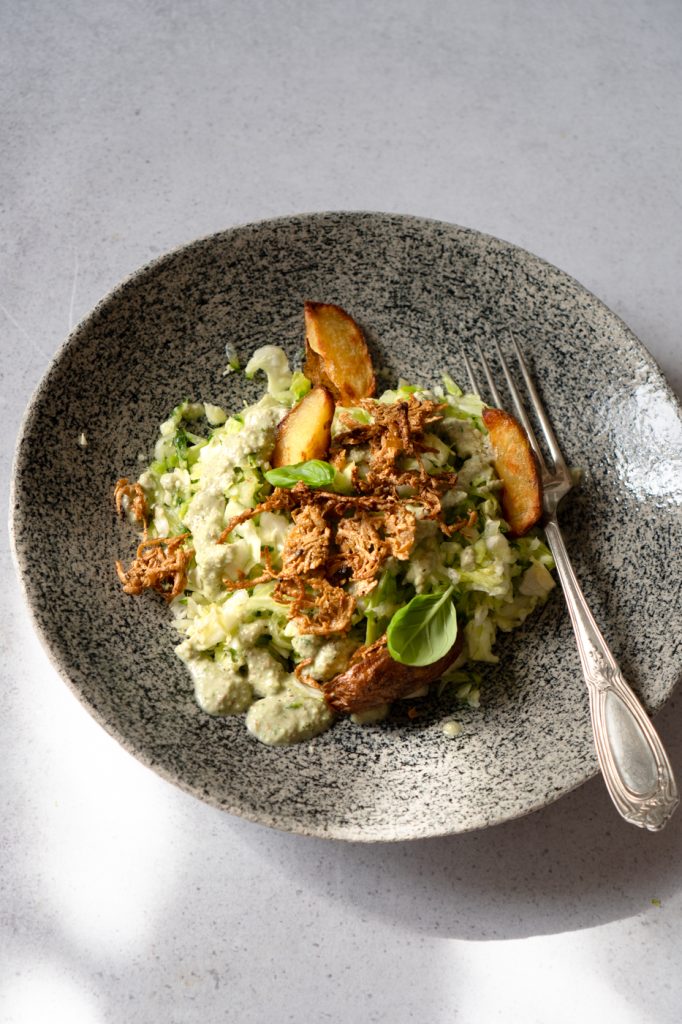 Green Goddess Salad mit knusprigem Tofu