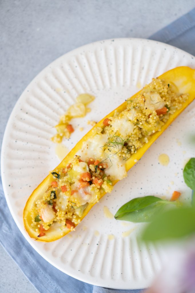 Gefüllte Zucchini mit Sommergemüse und Heumilch-Gouda