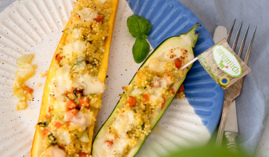 Gefüllte Zucchini mit Sommergemüse und Heumilch-Gouda
