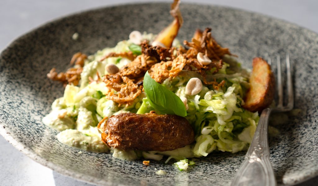 Green Goddess Salad mit knusprigem Tofu