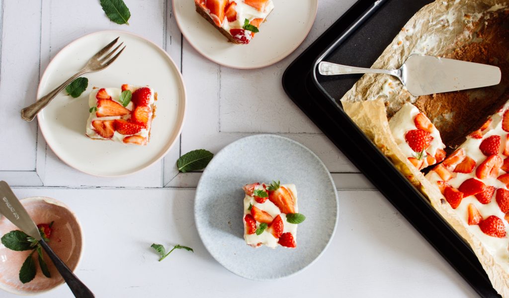 Schoko-Vanille-Schnitte-mit-Erdbeeren-14